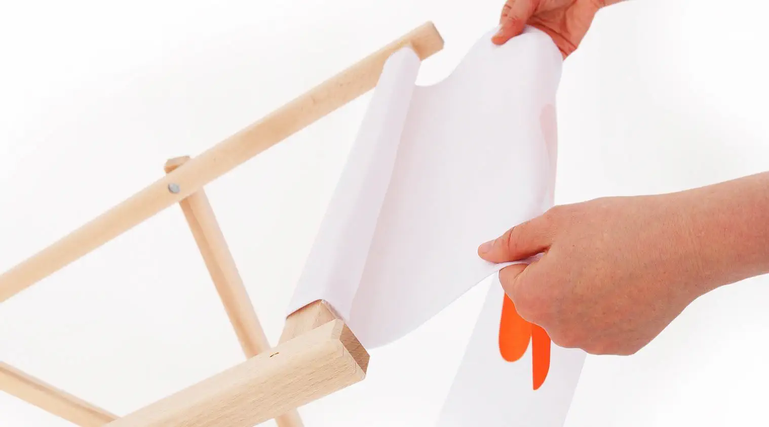 Fixer correctement la housse en tissu sur la chaise longue avec du velcro